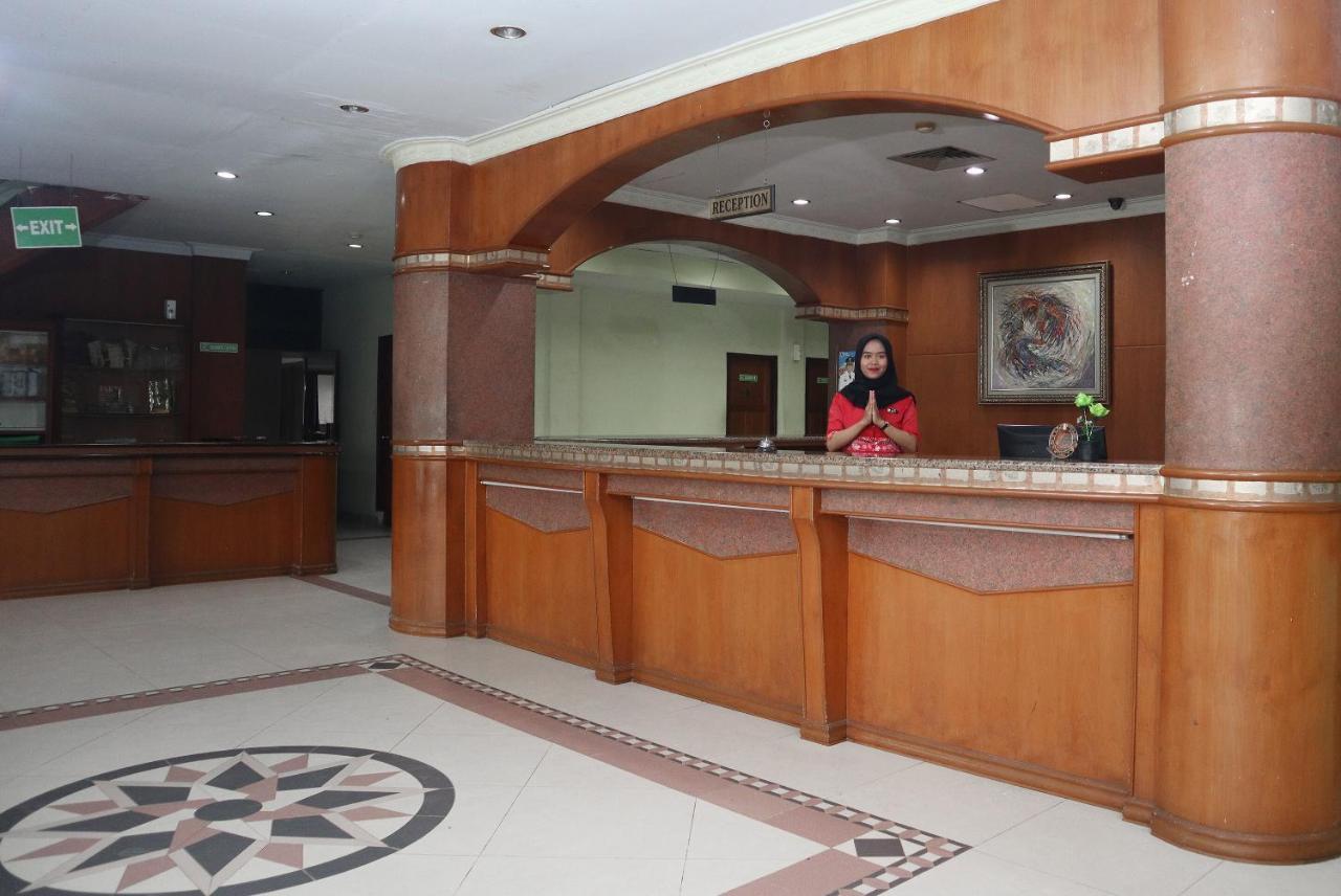 Vaccinated Staff - OYO 742 Mona Plaza Hotel Pekanbaru Esterno foto