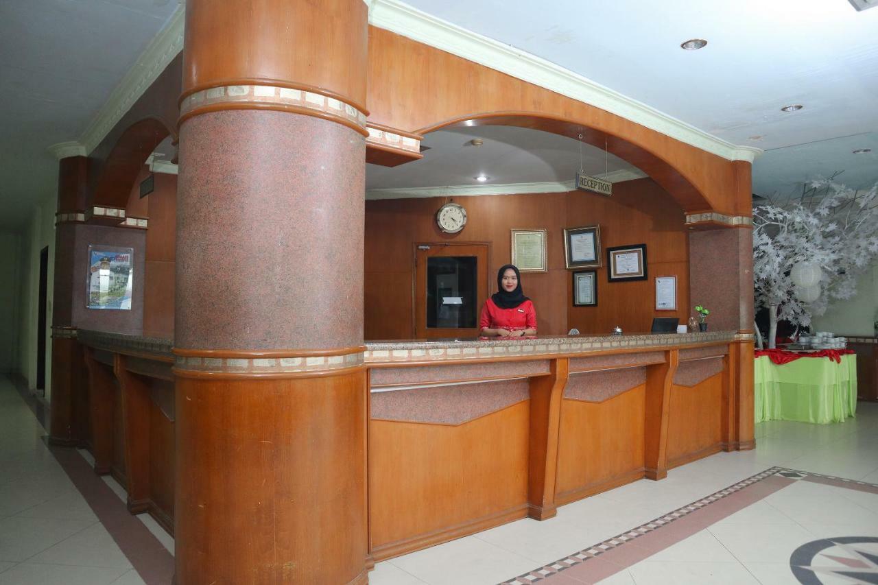 Vaccinated Staff - OYO 742 Mona Plaza Hotel Pekanbaru Esterno foto