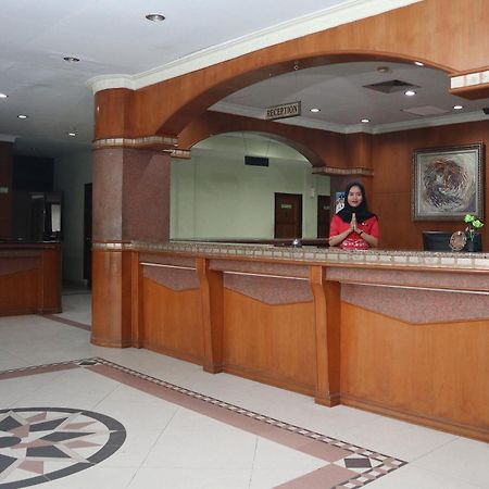 Vaccinated Staff - OYO 742 Mona Plaza Hotel Pekanbaru Esterno foto