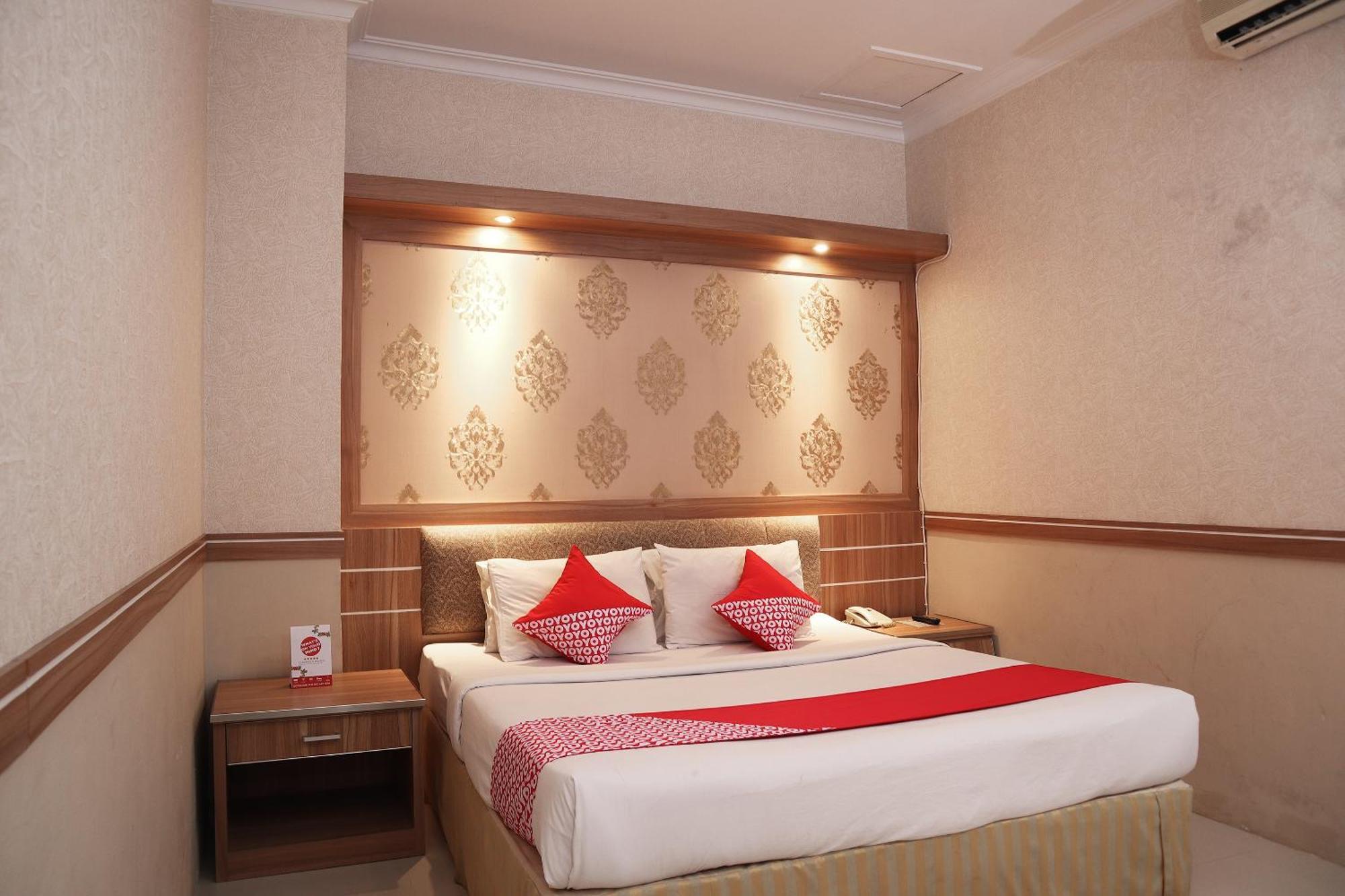 Vaccinated Staff - OYO 742 Mona Plaza Hotel Pekanbaru Esterno foto