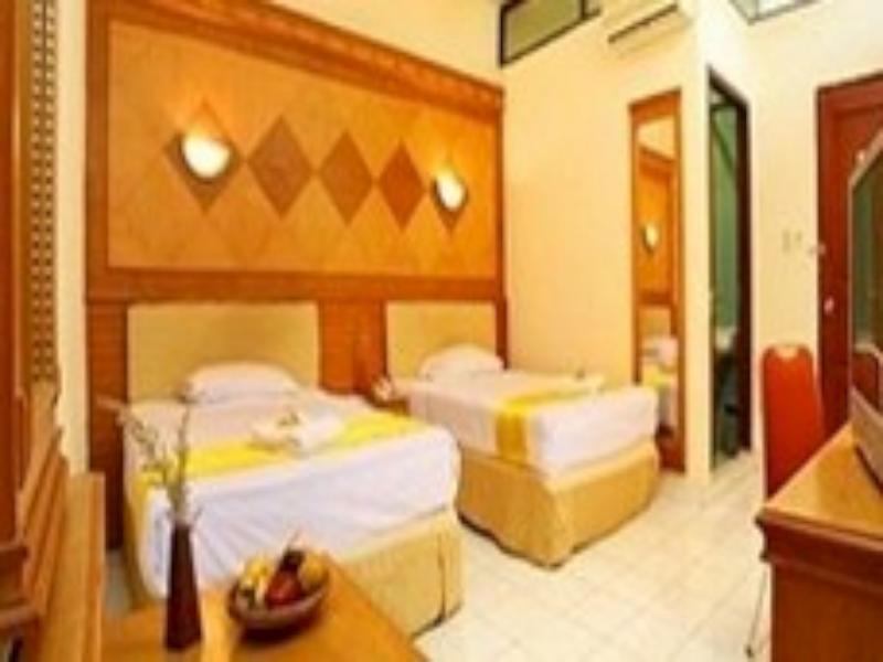 Vaccinated Staff - OYO 742 Mona Plaza Hotel Pekanbaru Esterno foto